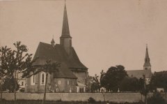historické foto kostela (vlevo)
