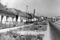 historické foto kaple (vlevo od auta)