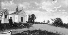 historické foto kaple (vlevo)
