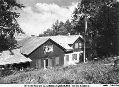 historické foto kaple (vpravo, pod stromy)