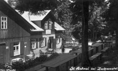historické foto kaple (mezi restaurací a stromem v popředí)