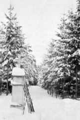 smírčí kříž z roku 1874, který stál před kaplí 
