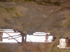 pohled do interiéru - poškozený strop
