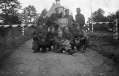 historické foto kaple (v pozadí) focené z Polska