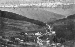 dobová pohlednice vsi s kaplí (u velkého domu přibližně uprostřed)