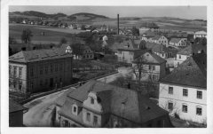 dobová pohlednice vsi s kapličkou (vlevo nad domy)