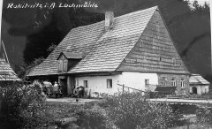 historické foto mlýna s kaplí (vpravo)