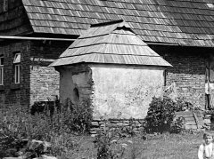 historické foto mlýna s kaplí - výřez z předchozí fotografie