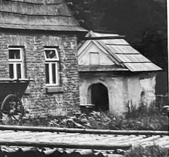 historické foto mlýna s kaplí - výřez z předchozí fotografie
