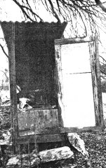 zahradní WC vedle zbytků kapličky
