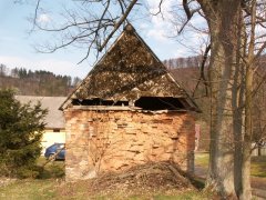 pohled zezadu - díry ve střeše