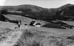 historické foto kaple (za turistou)