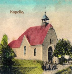 dobová pohlednice vsi s kaplí - výřez