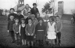 historické foto kaple (v pozadí, vlevo)