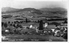 dobová pohlednice vsi s kostelem