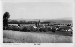 dobová pohlednice vsi s kostelem