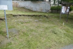 vykopané zdivo kaple - pohled zepředu zleva