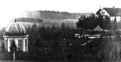 historické foto mausolea u vily (vlevo)