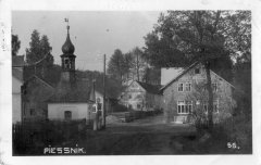 dobová pohlednice vsi s kaplí