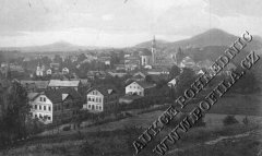 dobová pohlednice města s kaplí (vlevo od středu)