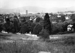 celkový pohled na město s kaplí (vlevo)