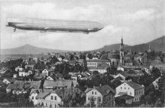 dobová pohlednice města s kaplí (vlevo od středu)