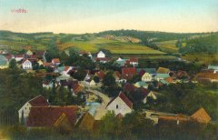 dobová pohlednice vsi s kaplí (uprostřed)