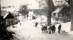 náves s kaplí (uprostřed, za hasičskou zbrojnicí, s věžičkou)