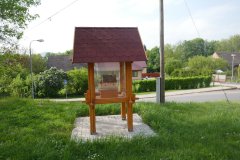 model kaple v prosklené skříňce - pohled zleva