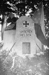 historické foto kaple (za pomníkem)