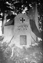 historické foto kaple (za pomníkem)