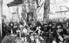 historické foto kaple (za pomníkem)