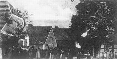historické foto kaple (vpravo pod stromy)