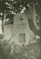 historické foto kaple (za pomníkem)
