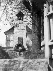 historické foto kaple (za pomníkem)