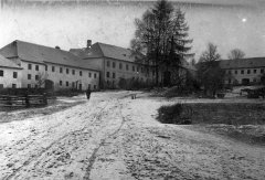 náves s kaplí (za stromy)