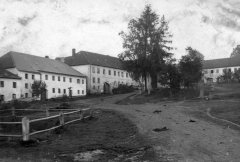 náves s kaplí (za stromy)