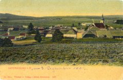 dobová pohlednice vsi s kaplí (vlevo)