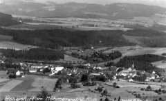 kaple na dobové pohlednici (nad slovem Böhmerwalde)
