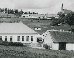 historické foto kaple (vpravo uprostřed)