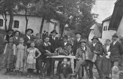 historické foto kaple (v pozadí vlevo)