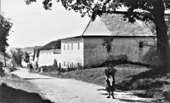 historické foto kaple (zcela vlevo)