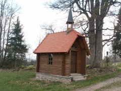 nová kaple postavená jako náhrada za zbořenou kapličku - pohled zepředu zleva