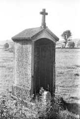 historické foto kaple (v pozadí vpravo)