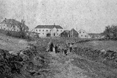 historické foto kaple (uprostřed)