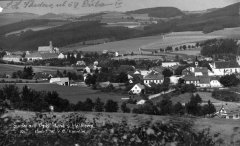dobová pohlednice města s kapličkou (nad nápisem Vyšší Brod)