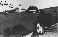 celkový pohled na Malšín a kapli pod ním