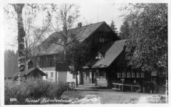 dobová pohlednice s kapličkou (uprostřed)