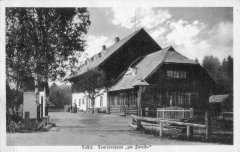 dobová pohlednice s kapličkou (vlevo)