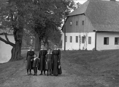 historické foto kaple (zcela vlevo, za stromem)